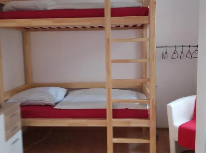 Hostel Living In The Box Berlin