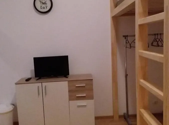 Hostel Living In The Box Berlin